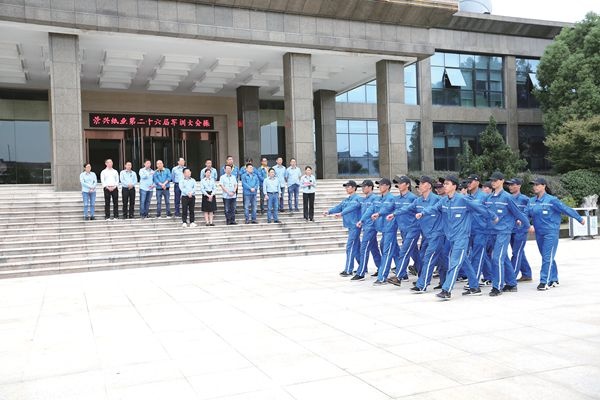 战旗飘飘催人进  口号声声促人行_报纸新闻_澳门大阳城