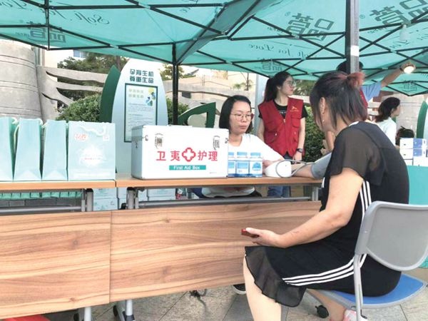 “公益+品牌推广”  澳门大阳城自愿者服务泛起新亮点_报纸新闻_澳门大阳城