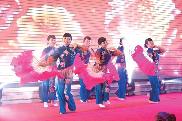 腾龙快马逢新世  送犬迎猪贺大年_报纸新闻_澳门大阳城