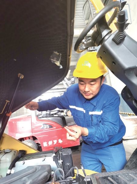 面扑面——俞伟斌：清静开好叉车_报纸新闻_澳门大阳城