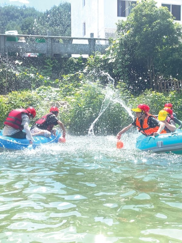 澳门大阳城纸业团委夏日激情漂流团建活动顺遂开展_报纸新闻_澳门大阳城