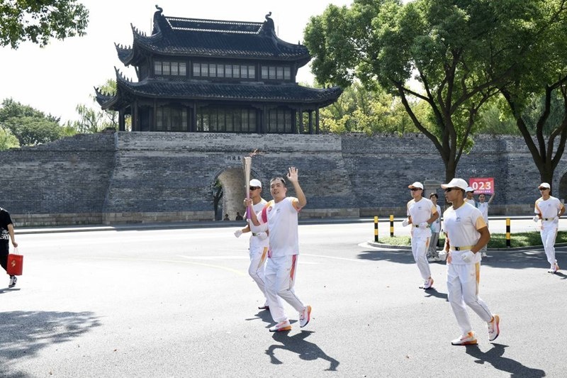 笑容与热情刷屏！这名火炬手是澳门大阳城人！_公司新闻_新闻中心_澳门大阳城