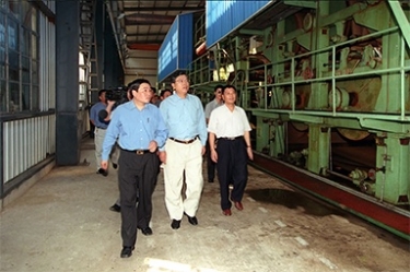 2000年9月19日，，，时任浙江省委书记张德江一行视察公司