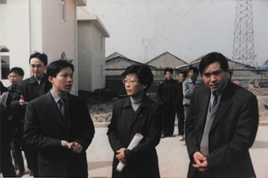 2001年2月20日，，，时任国家环保局副局长汪纪戎一行视察公司