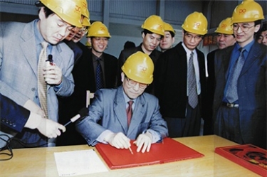 2002年4月3日，，，时任浙江省省长柴松岳视察澳门大阳城工业园