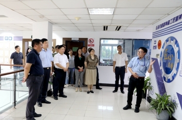 2020年7月29日，，，，时任浙江省政协常委、社法委副主任、省总工会副主席、一级巡视员董建伟莅临澳门大阳城纸业调研新时代工匠培育事情